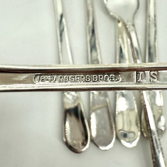 1847 Rogers Bro International ADORATION Silverplate 8 Dinner Forks 7 5/8" - Picture 4 of 5